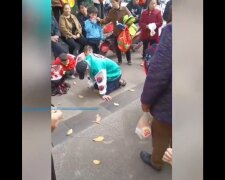 Das Video des im Stich gelassenen Chinesen ging viral. Quelle: Twitter
