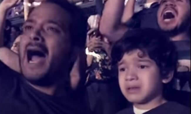 Ein Kindertraum wird wahr: Vater brachte seinen besonderen Sohn zum Konzert seiner Lieblingsband