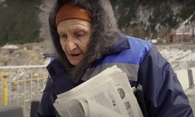 82-jährige Postbotin läuft bis zu 48 Kilometer über Bergstraßen, um Briefe und Zeitungen zuzustellen