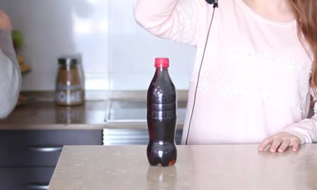 Ein Mann ließ eine Flasche des zuckerhaltigen Getränks einen Monat lang in der Sonne stehen: Später enthüllte er die Ergebnisse