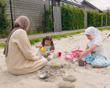 "Mein Mann arbeitet, ich kümmere mich um unsere Kinder". Quelle: Youtube Screenshot