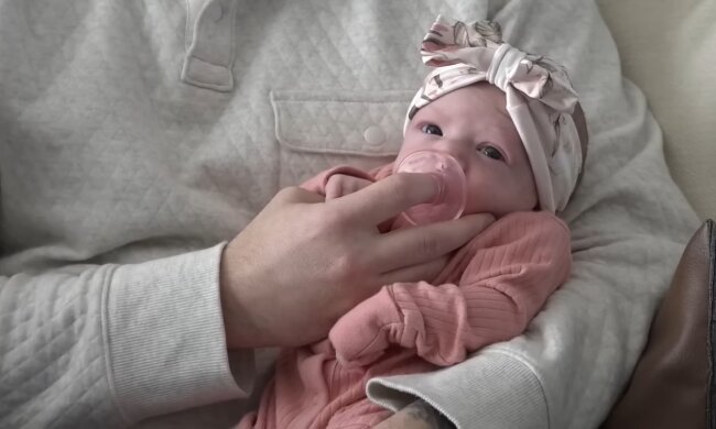 Baby-Mädchen. Quelle: Youtube Screenshot