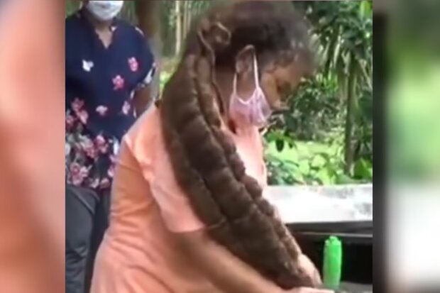 Frau hat 20 Jahre lang ihre Haare nicht gewaschen. Quelle: Screenshot Youtube