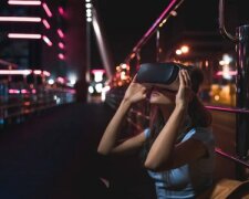 depositphotos_207683940-stock-photo-young-woman-virtual-reality-headset