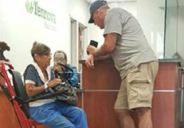 Eine einsame Rentnerin wurde in die Notaufnahme gebracht. Ein Mann mit dem Hut kommt auf sie zu und sagt fünf Worte, die alles verändern