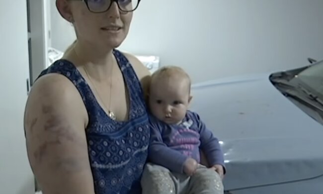 Verletzte Frau und ihre Tochter. Quelle: Screenshot YouTube