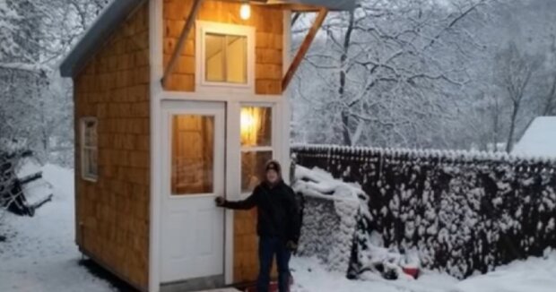 Ein 13-jähriger Junge hat seinen Traum wahr gemacht und eigenes Haus mit allem, was er braucht, gebaut