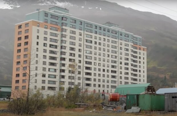 Was sie erschreckt: warum alle Bewohner einer Stadt in Alaska in einem 14-stöckigen Gebäude leben