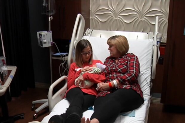 Kelly mit ihrer Mutter und neugeborenen Tochter. Quelle: Screenshot Youtube