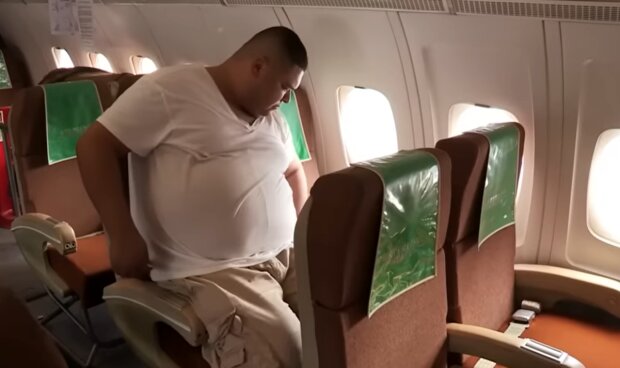 Eine unangenehme Situation mit einem besonderen Fluggast. Quelle: Screenshot YouTube