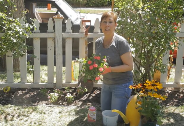 Frau ist überrascht von der Aufforderung, Blumen zu entfernen. Quelle: Screenshot YouTube