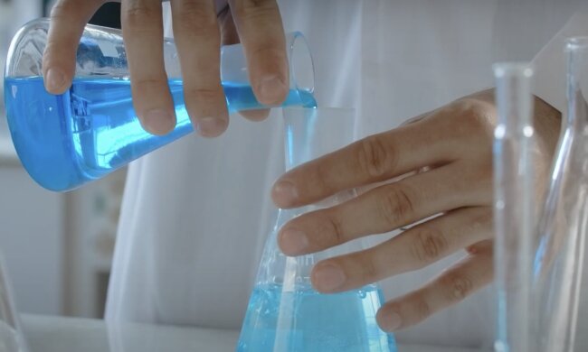 Die teuerste Flüssigkeit. Quelle: Screenshot YouTube#