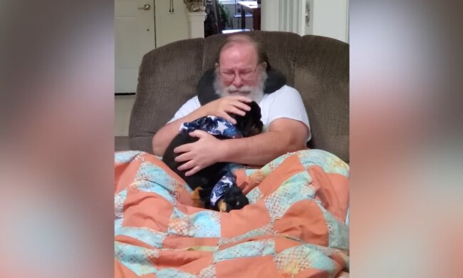 Mann mit dem Hund. Quelle: Youtube Screenshot
