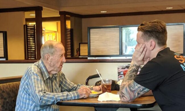 Der Kellner kniete vor dem 91-jährigen Veteranen nieder: Die Kunden im Kaffeehaus konnten ihre Emotionen nicht zurückhalten