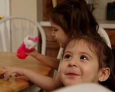 "Die Sparsamste": Wie eine Mutter von zwei Kindern es geschafft hat, ein Jahr lang keine Spielsachen zu kaufen