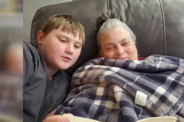 Caleb mit seiner Großmutter. Quelle: Screenshot Youtube