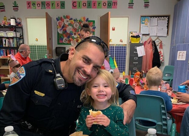 Ein Polizeibeamter und seine Frau haben ein Mädchen adoptiert, nachdem der Polizeibeamter es rettete
