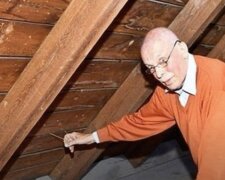 Ein Mann zog an einem Seil auf dem Dachboden und fand ein Versteck, das dort vor 70 Jahren verlassen wurde