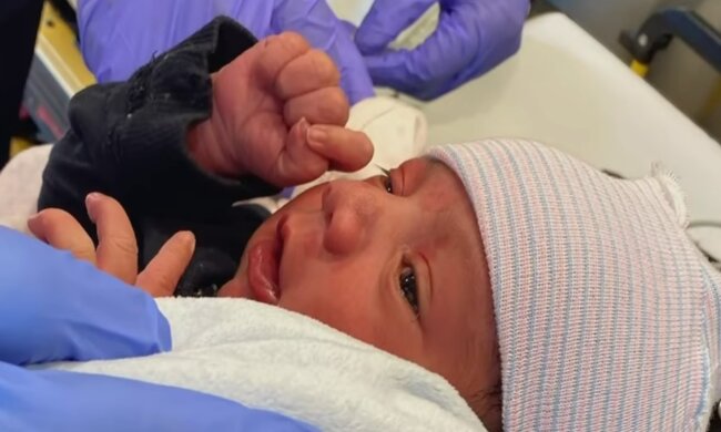 Ein von seinen Eltern verlassenes Kind. Quelle: Screenshot YouTube