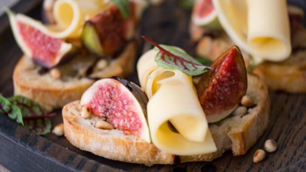 Bruschetta mit Feigen, Apfel und Käse: ein erlesenes Vorspeisenrezept
