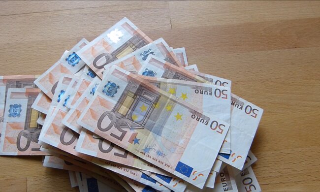 300 Euro im Monat. Quelle: Youtube Screenshot