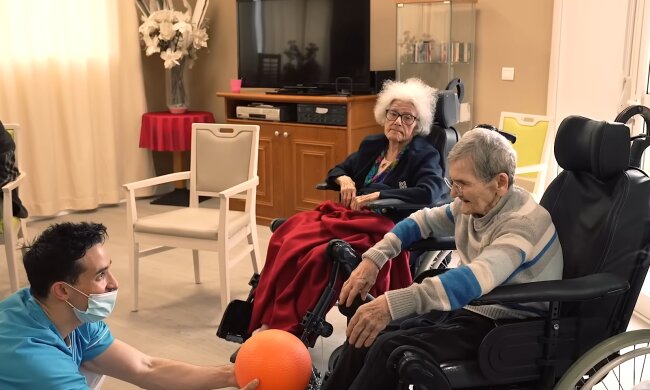 Deutsche lehnen die Pflege daheim mehrheitlich ab. Quelle: Youtube Screenshot