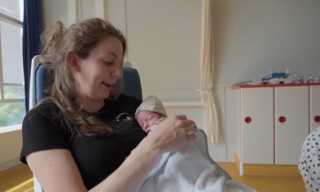 Nächtliche Babyversorgung. Quelle: Youtube Screenshot