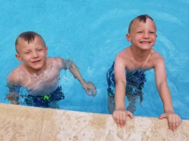6-jährige Zwillinge sahen wie ein Kind im Pool unterging und eilten zu Hilfe