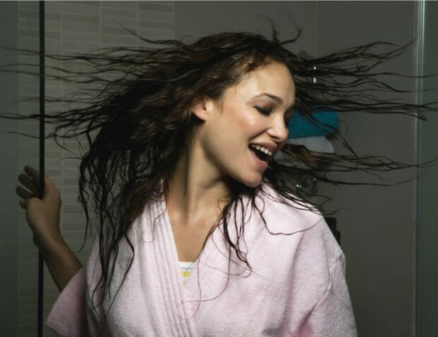 Dicht und schön: Experten haben erklärt, was man wünschenswert meidet, solange das Haar noch nass ist