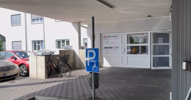 Arbeitslosigkeit fällt, Investitionen stagnieren. Quelle: Youtube Screenshot