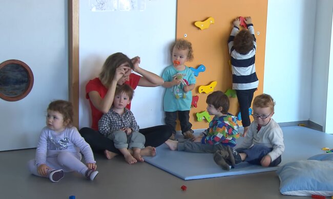 Warum die Mehrheit der Familien auf Kitas von der Stadt setzt. Quelle: Youtube Screenshot