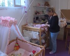 „Ich wechsle ihm sogar die Windeln“: Frau verhält sich gegenüber einer Puppe genau wie gegenüber einem Baby