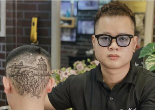 Ein talentierter Friseur schneidet Kunden detaillierte Bilder auf die Köpfe