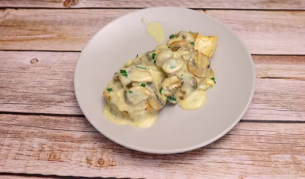 Hähnchenbrust mit Champignons in Sahnesauce. Quelle: Youtube Screenshot