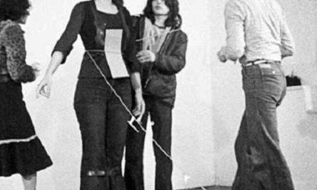 Soziales Experiment: Die Künstlerin stand 6 Stunden lang still und erlaubte dem Publikum, alles mit ihr zu machen, was sie wollten