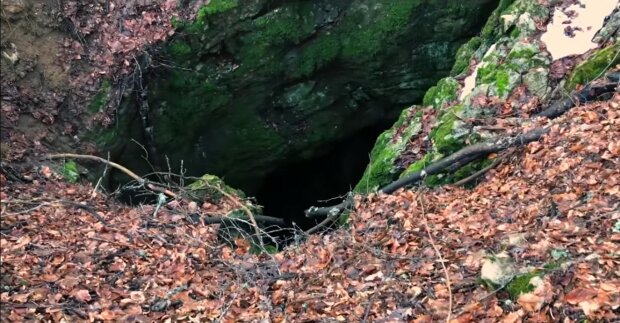 Eingang der Höhle. Quelle: Youtube Screenshot