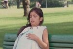 Ein Mädchen mit einem großen Bauch saß im Park, ihr Mann holte sie ab und Erwachsene wollten ihr helfen