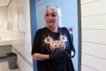 Ulrike, 67, in der Toilette. Quelle: Youtube Screenshot
