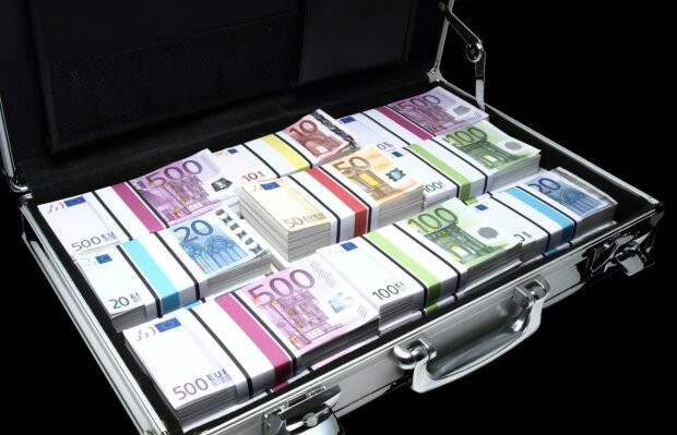 Glücklicher Fund: Französin hat im Keller einen Koffer mit 500.000 Euro gefunden