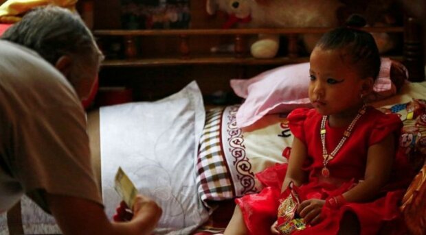 Uralte Traditionen: Das 3-jährige Mädchen wurde als lebende hinduistische Göttin anerkannt