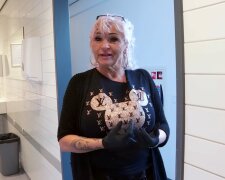 Ulrike, 67, in der Toilette. Quelle: Youtube Screenshot