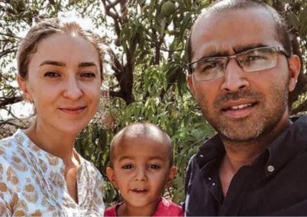 Eine Frau heiratete einen armen Mann aus Indien und brachte einen Jungen zur Welt: Wie das Paar 10 Jahre später lebt