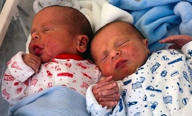 Einmal in 45 Jahren: Zwillingsschwestern brachten an ihrem Geburtstag zur gleichen Zeit  Kinder zur Welt