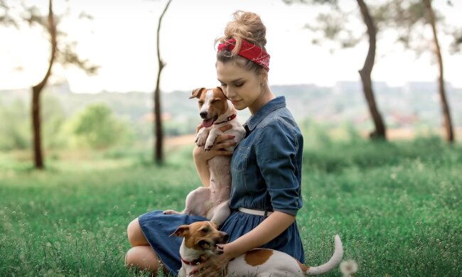 Frau und Hunde. Quelle: Screenshot YouTube