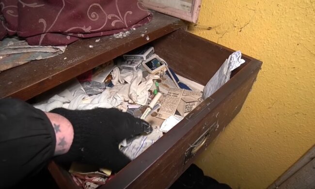 Ein Mann fand bei der Renovierung seines Hauses eine Tasche voller Geld und stellte fest, dass er sagenhaft reich war
