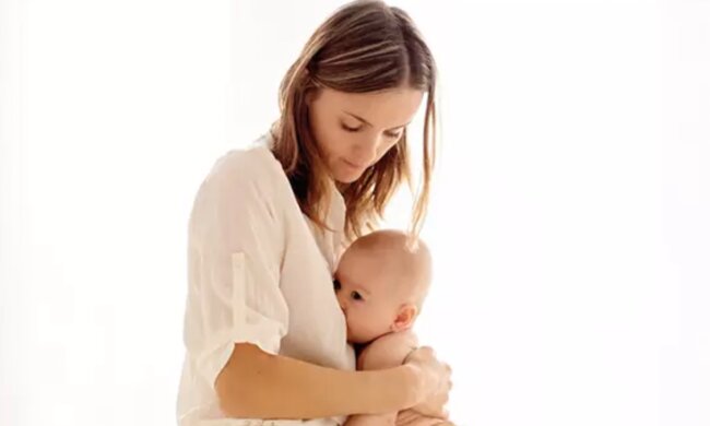 Eine Mutter versorgt ihr Baby mit Nahrung. Quelle: www.fishki.сom