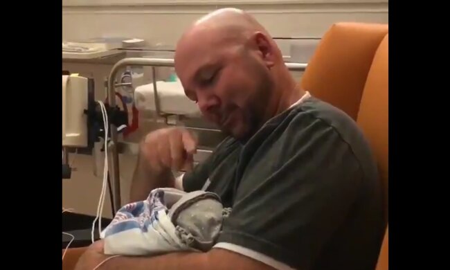 Liebe braucht keine Worte: Vater, der weder hören noch sprechen kann, beweist die Liebe zu seiner neugeborenen Tochter