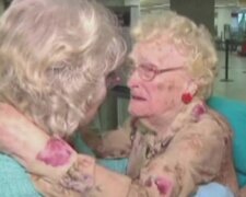 Eine 80-jährige Frau traf sich mit ihrer 96-jährigen Mutter. Sie haben sich ihr ganzes Leben lang nicht gesehen