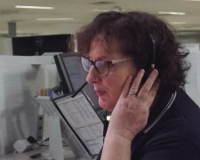 Vom Schreibtisch zur Hotline. Quelle: Youtube Screenshot