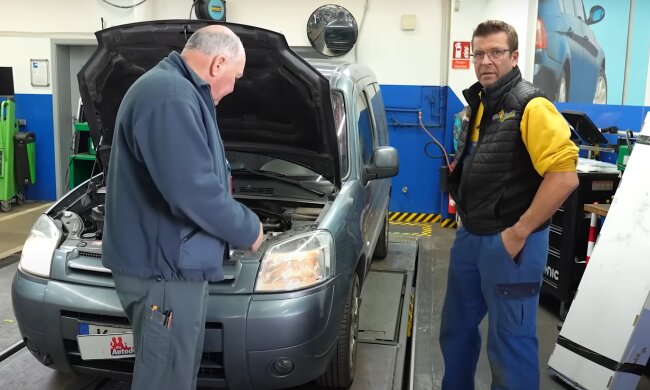 Auto-Wartung für weniger als 300 Euro? Quelle: Youtube Screenshot